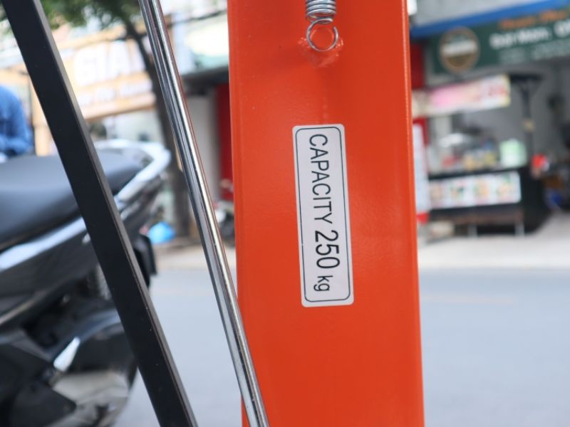 xe-nang-phuy-bang-tay-250kg (1)