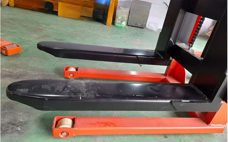 Xe nâng tay cao 2 tấn